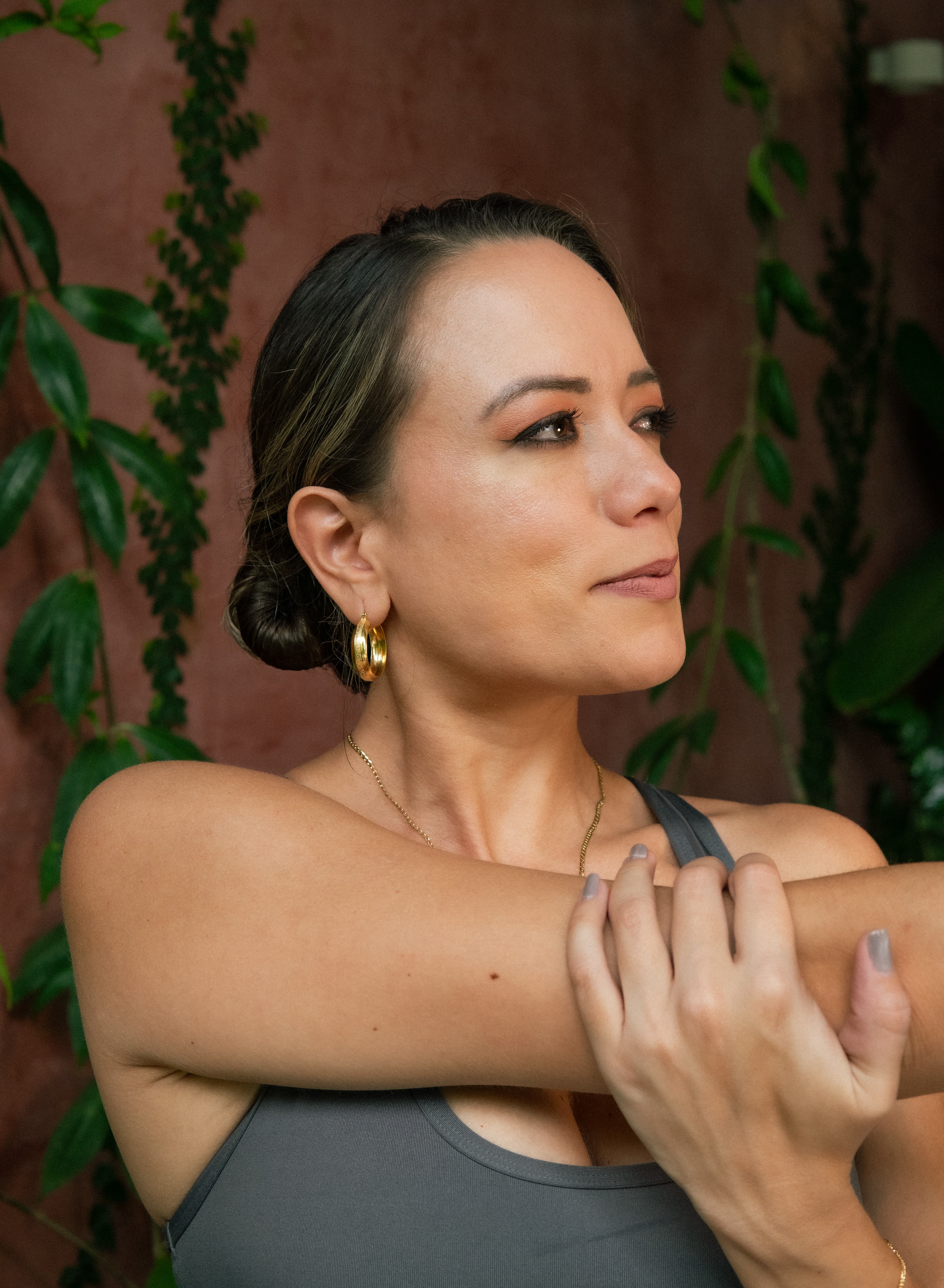 Mujer usando joyería Aurora
